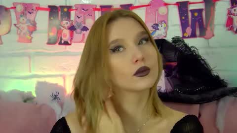 LiliLinn online show from October 31, 2025, 4:35 am