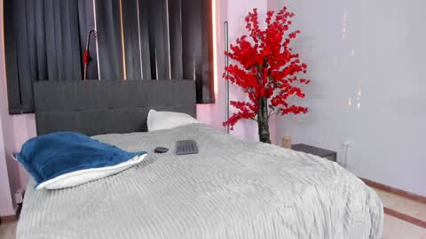 Snapshot of lilith_and_marcusblain chatting on December 27, 2024, 10:16 pm Lili Marcus online show from December 27, 2024, 10:16 pm