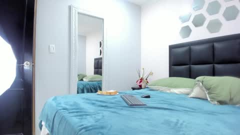 Snapshot of lilith_and_marcusblain chatting on January 18, 2025, 3:05 pm Lili Marcus online show from January 18, 2025, 3:05 pm