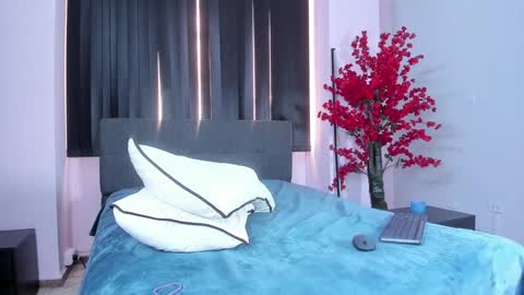 Snapshot of lilith_and_marcusblain chatting on January 22, 2025, 10:15 pm Lili Marcus online show from January 22, 2025, 10:15 pm