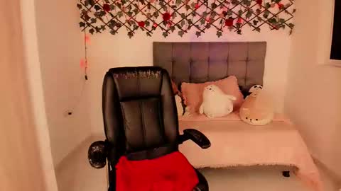 lilith_miller21 online show from January 13, 2026, 9:53 pm