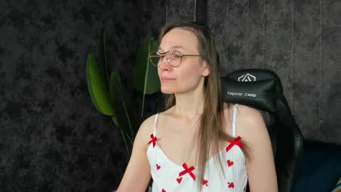 lillian_white1 online show from April 1, 2026, 1:06 am