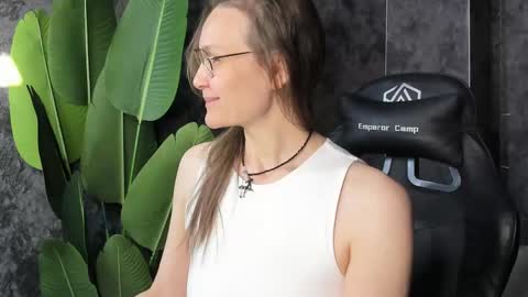 Snapshot of lillian_white1 chatting on May 3, 2026, 1:00 am lillian_white1 online show from May 3, 2026, 1:00 am
