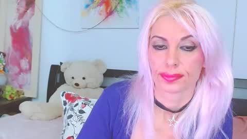 Lara online show from November 9, 2025, 8:40 pm