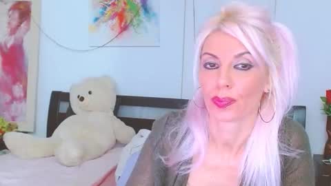 Lara online show from November 20, 2025, 9:25 pm