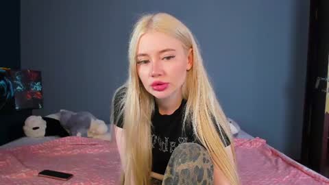 Snapshot of lillie_berry chatting on June 24, 2026, 4:55 am lillie_berry online show from June 24, 2026, 4:55 am