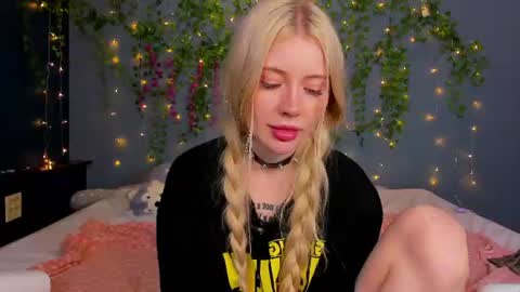 Snapshot of lillie_berry chatting on July 14, 2026, 10:21 am lillie_berry online show from July 14, 2026, 10:21 am