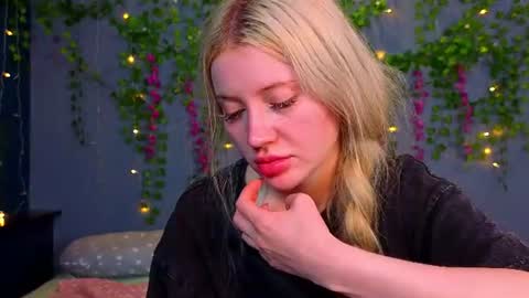 Snapshot of lillie_berry chatting on July 18, 2026, 5:00 am lillie_berry online show from July 18, 2026, 5:00 am