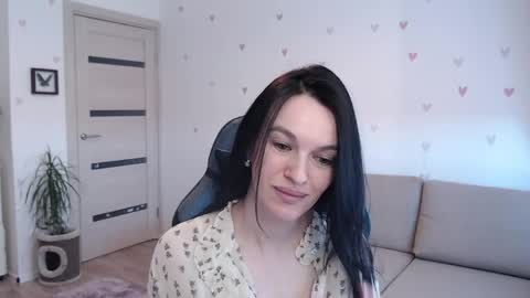 lilliyves online show from April 10, 2026, 9:47 am