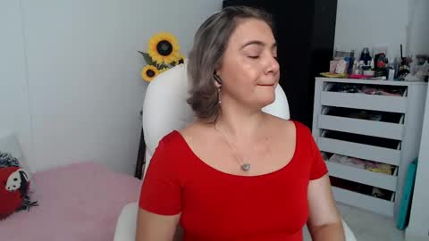 Snapshot of lilly_milf chatting on December 29, 2024, 1:06 pm Lilly online show from December 29, 2024, 1:06 pm