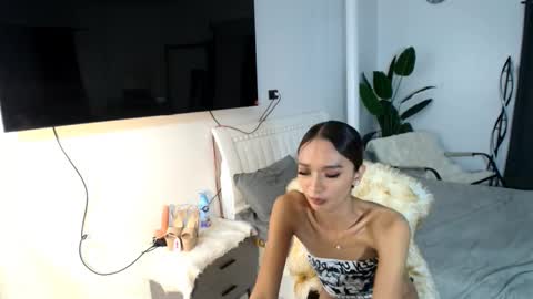 lillyholland online show from February 22, 2025, 8:40 am