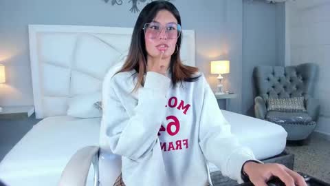 Snapshot of lillywills chatting on October 7, 2025, 4:31 am Lilly  online show from October 7, 2025, 4:31 am