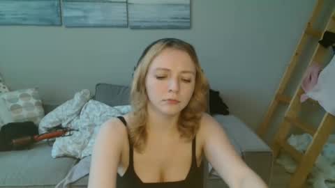 Lily dollyx online show from November 20, 2025, 10:15 am