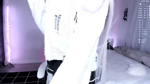 Snapshot of lily_weep chatting on December 7, 2024, 1:47 am Lily online show from December 7, 2024, 1:47 am