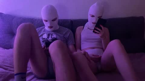 Yan and Adela online show from December 4, 2025, 4:16 pm