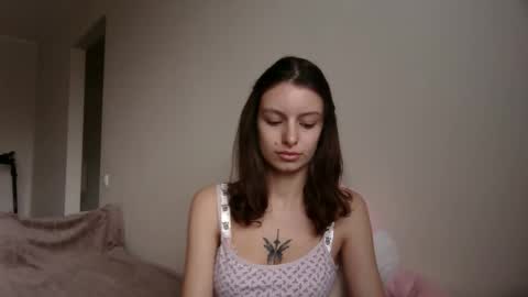 lilycandy_ online show from November 11, 2025, 9:42 am