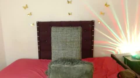 lilyloock1105 online show from April 19, 2026, 9:39 pm