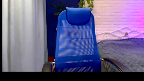 Lily online show from November 11, 2025, 7:52 am