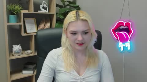 Lily online show from April 8, 2026, 1:33 pm