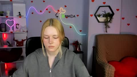 lina_fox12 online show from April 8, 2026, 12:05 pm
