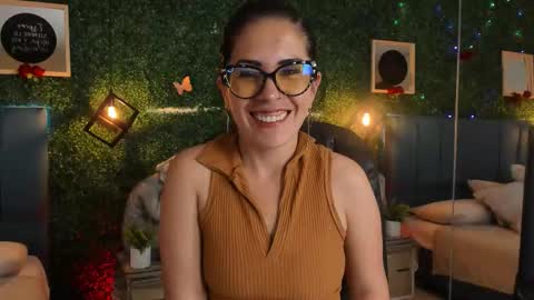 Lina  online show from December 18, 2025, 11:49 am