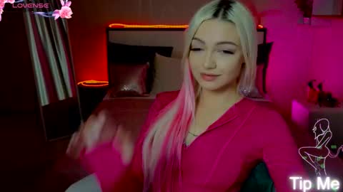 I am Lina online show from November 16, 2025, 2:33 pm