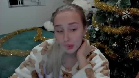 Lina online show from December 25, 2024, 9:00 pm