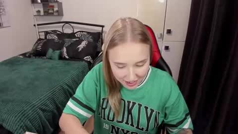 Lina online show from September 15, 2025, 9:37 pm