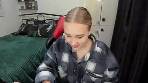 Lina online show from September 18, 2025, 9:39 pm