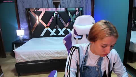 Snapshot of linda4petite chatting on January 18, 2025, 11:00 am  Linda  online show from January 18, 2025, 11:00 am