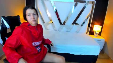 Snapshot of linda4petite chatting on October 12, 2025, 12:59 pm  Linda  online show from October 12, 2025, 12:59 pm