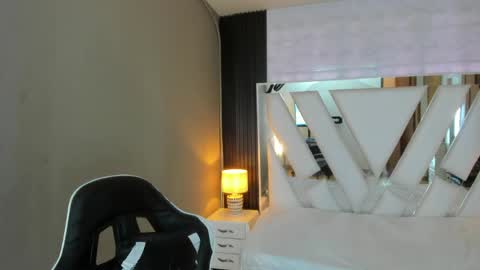  Linda  online show from April 19, 2026, 1:43 pm