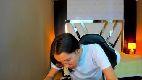  Linda  online show from April 22, 2026, 7:04 pm