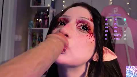 Snapshot of liniq chatting on October 18, 2025, 9:48 pm Lina online show from October 18, 2025, 9:48 pm