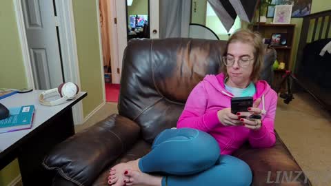 Snapshot of linzy19 chatting on January 8, 2025, 3:29 am Linzy19 online show from January 8, 2025, 3:29 am