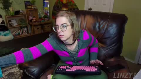 Snapshot of linzy19 chatting on February 14, 2025, 3:43 am Linzy19 online show from February 14, 2025, 3:43 am