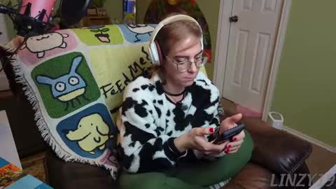 Snapshot of linzy19 chatting on February 22, 2025, 3:23 am Linzy19 online show from February 22, 2025, 3:23 am