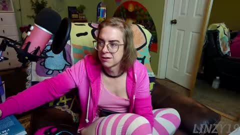 Snapshot of linzy19 chatting on March 3, 2025, 3:30 am Linzy19 online show from March 3, 2025, 3:30 am