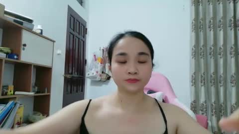 lisa_hanw online show from May 18, 2026, 11:38 am