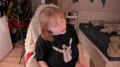 Snapshot of lisalaas chatting on January 5, 2025, 2:08 pm -Lisa- Help me to reach 100 thumbs up3 online show from January 5, 2025, 2:08 pm