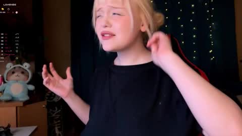 Snapshot of lisalaas chatting on October 5, 2025, 4:49 pm -Lisa- Help me to reach 100 thumbs up3 online show from October 5, 2025, 4:49 pm