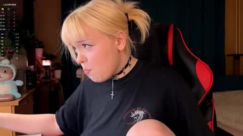 Snapshot of lisalaas chatting on October 9, 2025, 2:48 pm -Lisa- Help me to reach 100 thumbs up3 online show from October 9, 2025, 2:48 pm