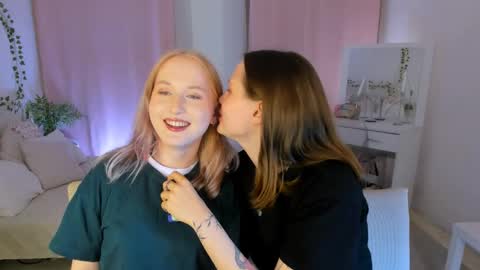 Lisa blonde  Alisa brunette online show from April 8, 2026, 7:36 pm