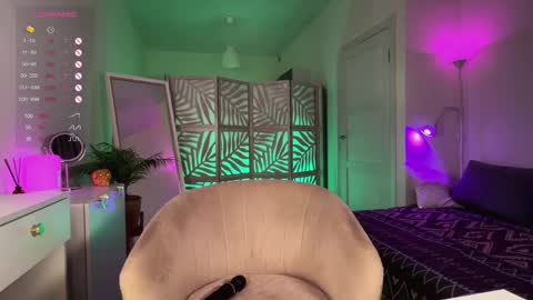 Lisa  online show from November 19, 2025, 8:20 pm