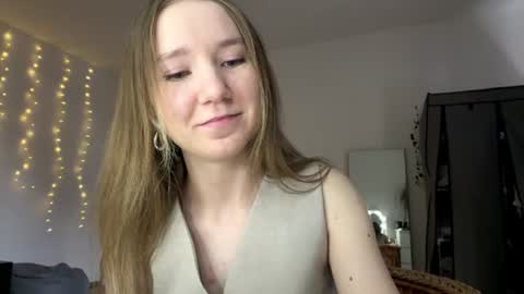 lisasmall online show from June 11, 2026, 6:17 pm