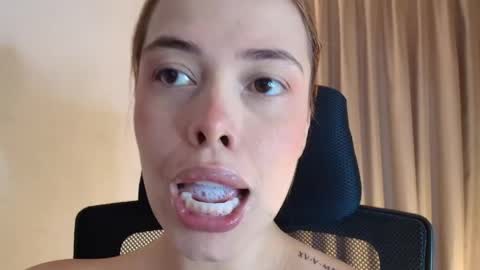 Snapshot of lisbet_21x chatting on April 29, 2026, 10:16 pm Lisbet online show from April 29, 2026, 10:16 pm