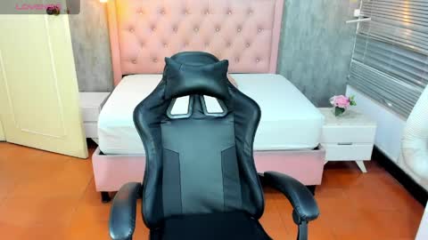 L I S S A  online show from May 28, 2026, 3:04 am