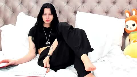 Snapshot of lissaallison chatting on March 8, 2025, 10:32 am LissaAllison online show from March 8, 2025, 10:32 am