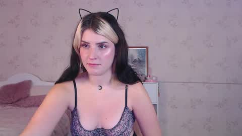 Snapshot of lissalucy chatting on October 14, 2025, 9:32 am Alice Dont forget to thumbs up its very important online show from October 14, 2025, 9:32 am