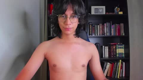 Snapshot of literateboy chatting on October 18, 2025, 12:57 am Literateboy online show from October 18, 2025, 12:57 am